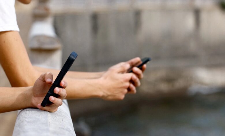 Η κατοχή smartphone από τα 12 συνδέεται με περισσότερα συμπτώματα διατροφικών διαταραχών Η κατοχή smartphone από τα 12 συνδέεται με περισσότερα συμπτώματα διατροφικών διαταραχών