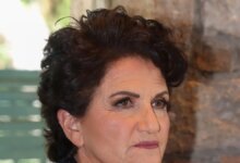 Η Άλκηστις Πρωτοψάλτη για τον Γιώργο Μαζωνάκη με μια μαντινάδα: Στον κάτω κόσμο η xαραυγή στέκει και περιμένει
