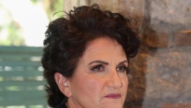 Η Άλκηστις Πρωτοψάλτη για τον Γιώργο Μαζωνάκη με μια μαντινάδα: Στον κάτω κόσμο η xαραυγή στέκει και περιμένει