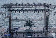 Αντώνης Ρέμος: Αντιδράσεις επειδή έστησαν τη σκηνή της συναυλίας του στη Θεσσαλονίκη πάνω στο άγαλμα του Μεγάλου Αλεξάνδρου