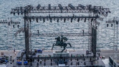 Αντώνης Ρέμος: Αντιδράσεις επειδή έστησαν τη σκηνή της συναυλίας του στη Θεσσαλονίκη πάνω στο άγαλμα του Μεγάλου Αλεξάνδρου