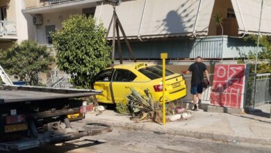 Κινηματογραφικό τροχαίο: Κλεμμένο ΙΧ έστειλε ταξί σε αυλή πολυκατοικίας