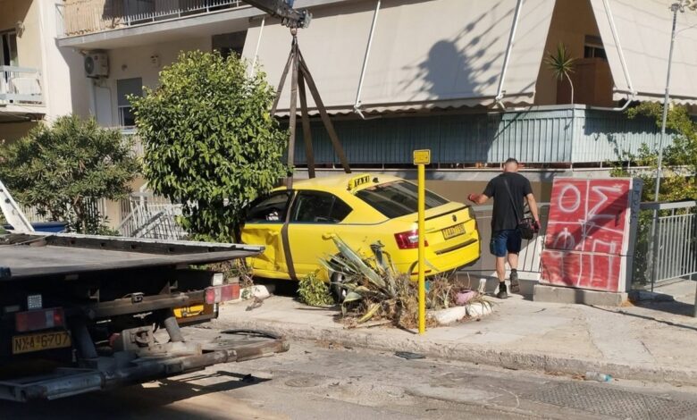 Κινηματογραφικό τροχαίο: Κλεμμένο ΙΧ έστειλε ταξί σε αυλή πολυκατοικίας Κινηματογραφικό τροχαίο: Κλεμμένο ΙΧ έστειλε ταξί σε αυλή πολυκατοικίας