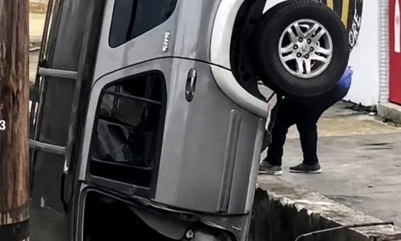 Πήγαν να σώσουν Toyota και το έριξαν στο κενό [video]