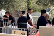 Γιώργος Μαζωνάκης: Συντετριμμένες η αδερφή του, Βάσω και η μητέρα του στο τρισάγιο του τραγουδιστή