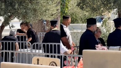 Γιώργος Μαζωνάκης: Συντετριμμένες η αδερφή του, Βάσω και η μητέρα του στο τρισάγιο του τραγουδιστή