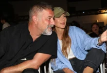Δέσποινα Βανδή: Συνόδευσε τον Βασίλη Μπισμπίκη στη δημοσιογραφική προβολή της σειράς, «Δύο Μαύρα Πουκάμισα»