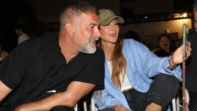 Δέσποινα Βανδή: Συνόδευσε τον Βασίλη Μπισμπίκη στη δημοσιογραφική προβολή της σειράς, «Δύο Μαύρα Πουκάμισα»