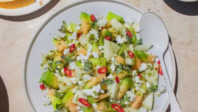 Σαλάτα με πεπόνι, φέτα και dressing με ρόκα