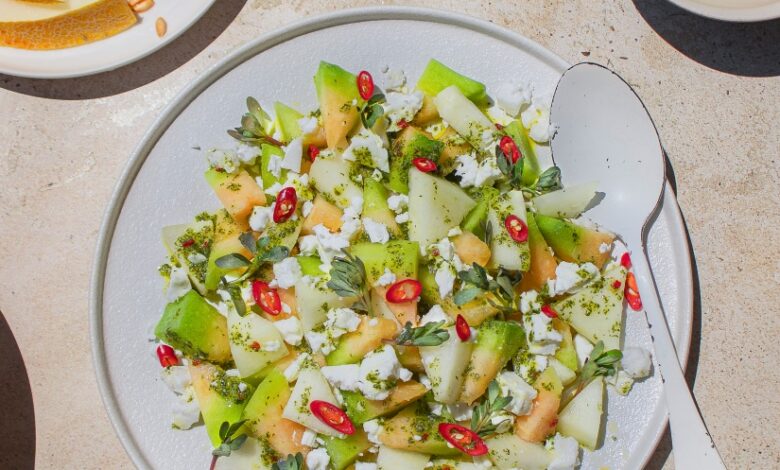 Σαλάτα με πεπόνι, φέτα και dressing με ρόκα