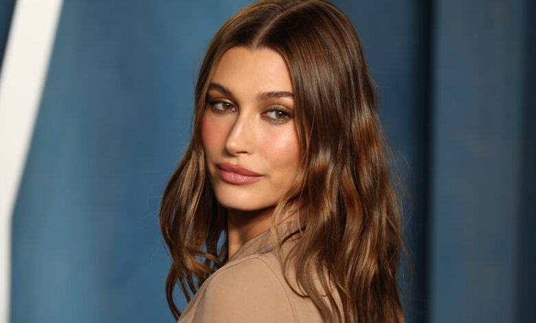 Hailey Bieber: Υιοθέτησε το σκούρο chocolate brunette στα μαλλιά