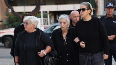 Συγκλονισμένη Μαρία Μαζωνάκη στο μνημόσυνο του Γιώργου Μαζωνάκη: “Είναι μια… |