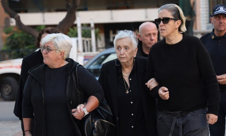 Συγκλονισμένη Μαρία Μαζωνάκη στο μνημόσυνο του Γιώργου Μαζωνάκη: “Είναι μια… |