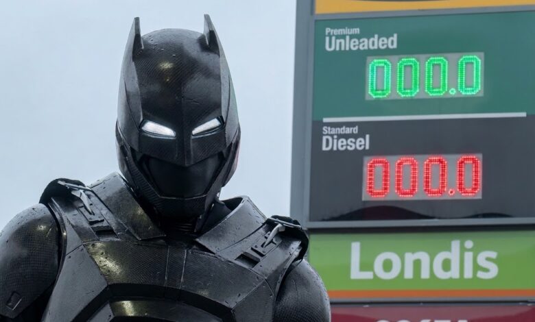 Λονδίνο: Ο Batman πλήρωσε καύσιμα, κλήσεις και τρόφιμα [video]