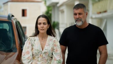 Δύο μαύρα πουκάμισα | Ο Μανούσος και η Μαρκέλλα καλούνται να αντιμετωπίσουν… |