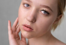 Μετά τα 60, οι makeup artists προτιμούν αυτό το χρώμα στη γραμμή του νερού αντί για το λευκό