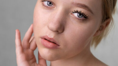 Μετά τα 60, οι makeup artists προτιμούν αυτό το χρώμα στη γραμμή του νερού αντί για το λευκό