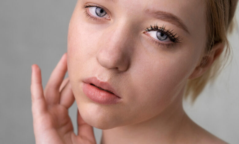 Μετά τα 60, οι makeup artists προτιμούν αυτό το χρώμα στη γραμμή του νερού αντί για το λευκό