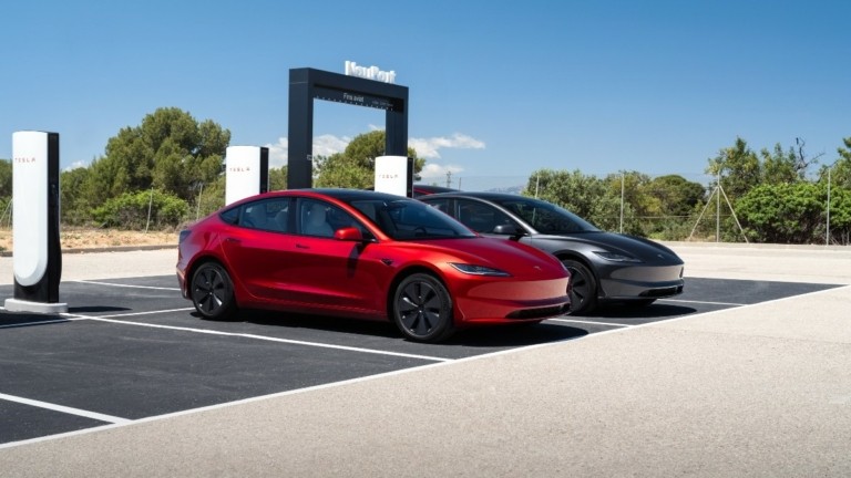 Τα Tesla θα μπορούν να κινηθούν ακόμα και συνδεδεμένα σε φορτιστή