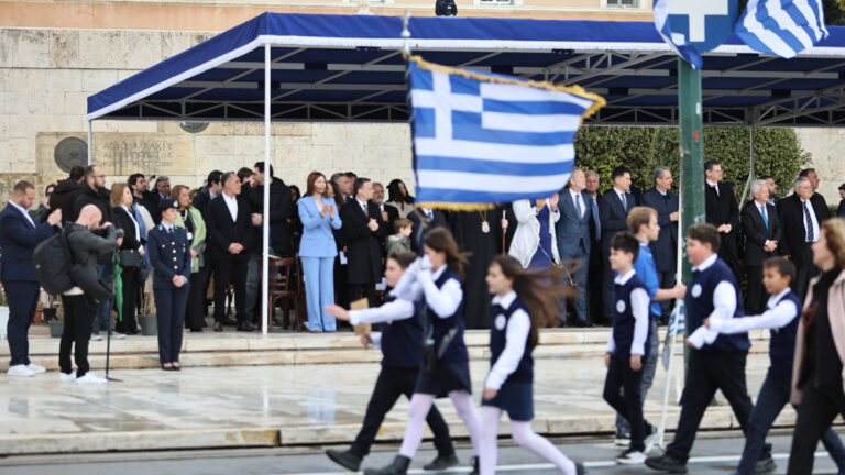 Κυκλοφοριακές ρυθμίσεις σε Αθήνα και Πειραιά για τις μαθητικές παρελάσεις