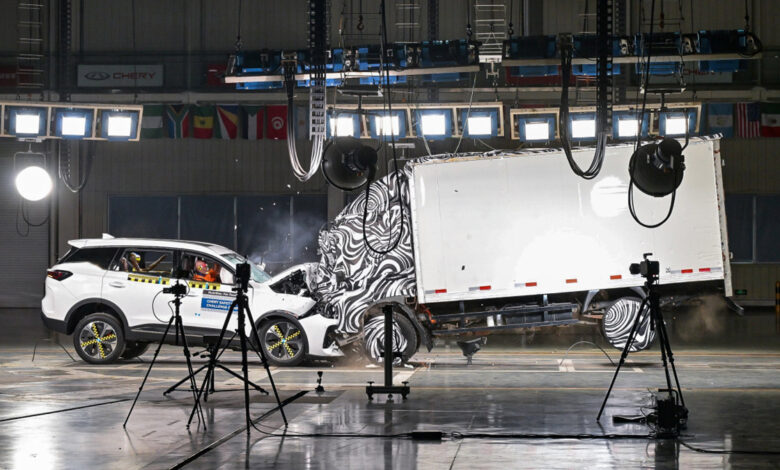 Chery Tiggo 7 εναντίον φορτηγού: Η εταιρεία έκανε live crash test (+video) Chery Tiggo 7 εναντίον φορτηγού: Η εταιρεία έκανε live crash test (+video)