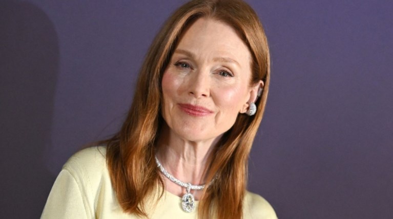 Ο γιος της Julianne Moore παντρεύτηκε τον φοιτητικό του έρωτα – Με μαύρο… |