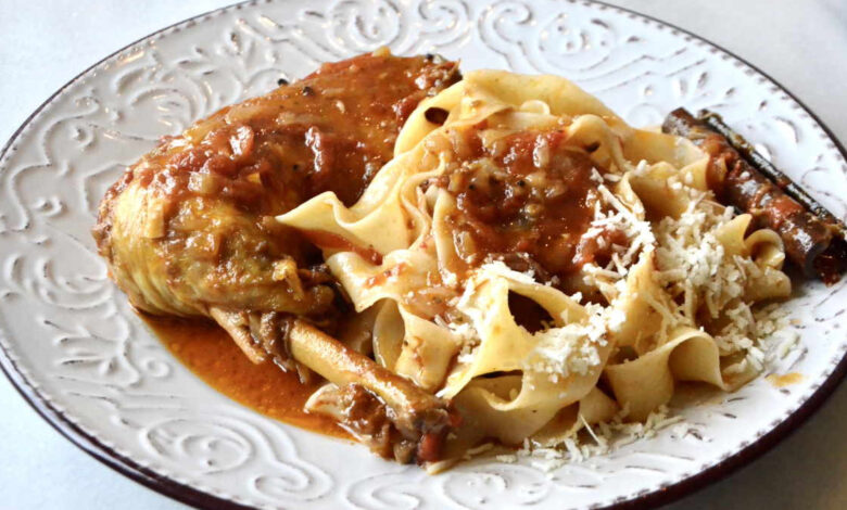 Coq au Vin: Συνταγή για παραδοσιακό γαλλικό κοτόπουλο Coq au Vin: Συνταγή για παραδοσιακό γαλλικό κοτόπουλο