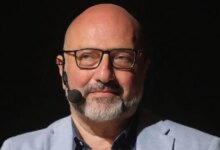 Ο Σάκης Αρναούτογλου συγκλονίζει: «Η μητέρα μου είχε Αλτσχάιμερ και έφτασε 24 κιλά»
