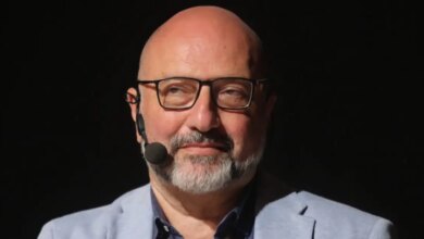 Ο Σάκης Αρναούτογλου συγκλονίζει: «Η μητέρα μου είχε Αλτσχάιμερ και έφτασε 24 κιλά»