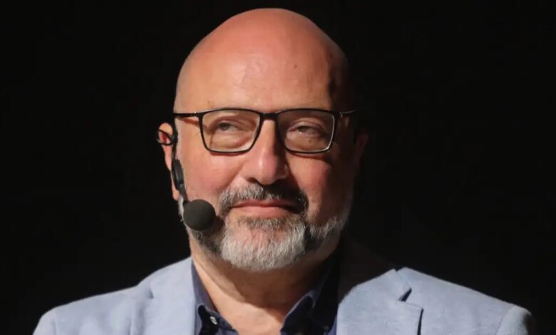 Ο Σάκης Αρναούτογλου συγκλονίζει: «Η μητέρα μου είχε Αλτσχάιμερ και έφτασε 24 κιλά»