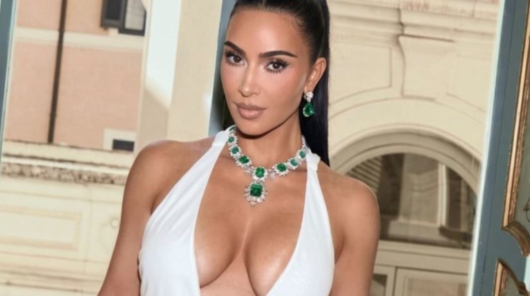 Kim Kardashian: Φόρεσε το εμβληματικό σμαραγδένιο κολιέ της Elizabeth… |
