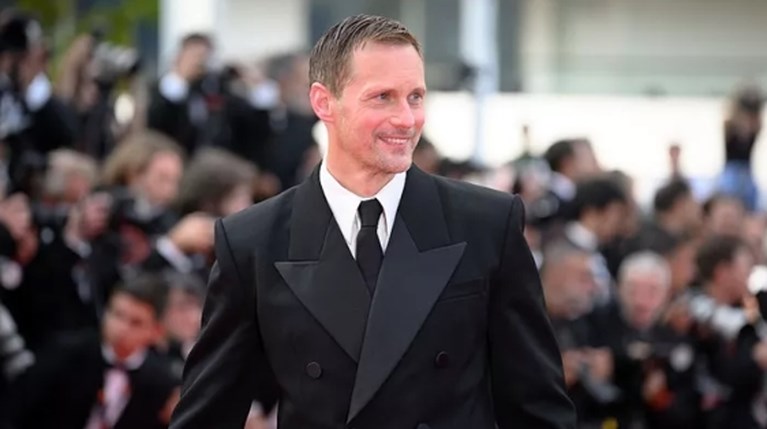 Alexander Skarsgård | Ποιος είναι ο Έλληνας που πόζαρε δίπλα του σε σπάνια… | Alexander Skarsgård | Ποιος είναι ο Έλληνας που πόζαρε δίπλα του σε σπάνια… |
