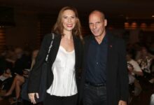 Γιάνης Βαρουφάκης – Δανάη Στράτου: Σπάνια εμφάνιση μετά από καιρό στην παρουσίαση του βιβλίου του