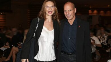 Γιάνης Βαρουφάκης – Δανάη Στράτου: Σπάνια εμφάνιση μετά από καιρό στην παρουσίαση του βιβλίου του