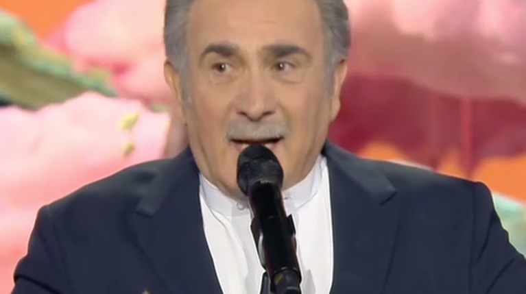 Συγκινημένος ο Λάκης Λαζόπουλος στην πρεμιέρα του “Αλ Τσαντίρι Νιουζ” |