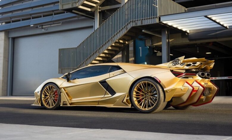 Χρυσή Lamborghini Revuelto: Ούτε αυτό του έφτανε