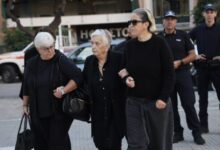 Γιώργος Μαζωνάκης: Οι γονείς και οι αδελφές του στον Ιερό Ναό Αγίας Τριάδας για το 40ήμερο μνημόσυνο