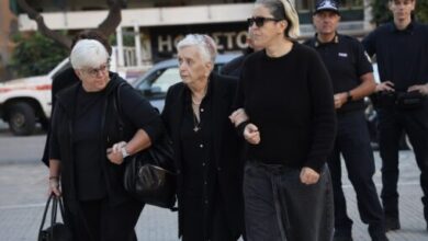 Γιώργος Μαζωνάκης: Οι γονείς και οι αδελφές του στον Ιερό Ναό Αγίας Τριάδας για το 40ήμερο μνημόσυνο