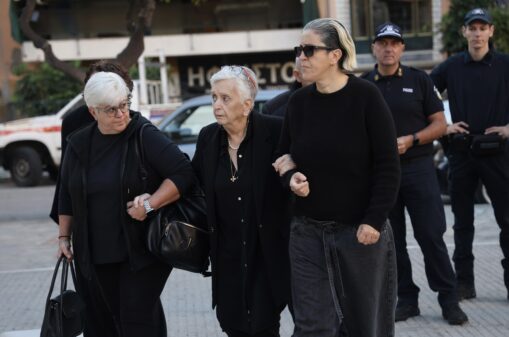 Γιώργος Μαζωνάκης: Οι γονείς και οι αδελφές του στον Ιερό Ναό Αγίας Τριάδας για το 40ήμερο μνημόσυνο Γιώργος Μαζωνάκης: Οι γονείς και οι αδελφές του στον Ιερό Ναό Αγίας Τριάδας για το 40ήμερο μνημόσυνο