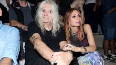 Στο πλευρό του Νίκου Καρβέλα η Έλενα Φερεντίνου: Η σιωπηρή παρέμβαση στον «πόλεμο» με τη Βίσση