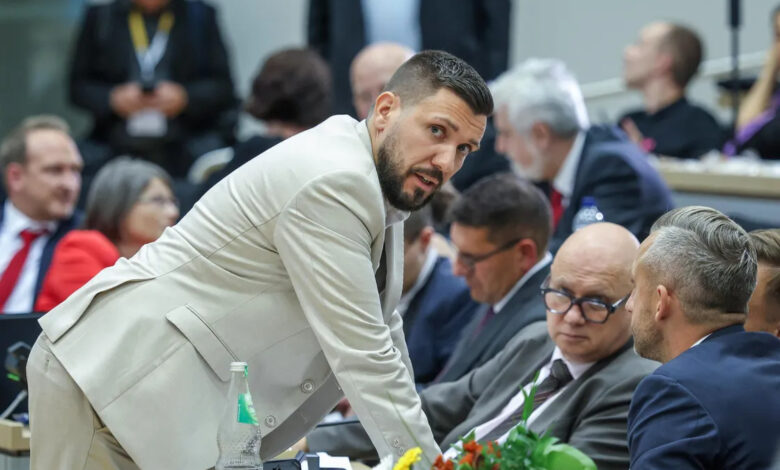 Η BMW τού έκλεισε την πόρτα – και το AfD ζήτησε Tesla από τον Musk Η BMW τού έκλεισε την πόρτα – και το AfD ζήτησε Tesla από τον Musk