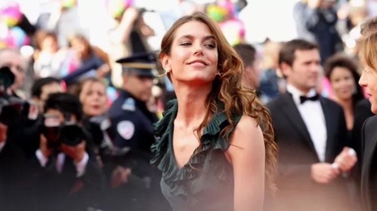 Charlotte Casiraghi | Η εμφάνιση στην Όπερα του Παρισιού με σκουλαρίκια… |