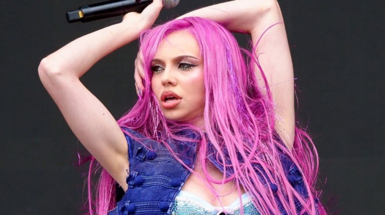 Είναι το ”Nicole” το νέο “Anxiety”; – Ποια είναι η ADÉLA, η 22χρονη pop… |