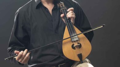 Ποιος είναι ο Αιμιλιανός Σταματάκης: Ο ρόλος στα «Δύο Μαύρα Πουκάμισα», η συνεργασία με την Άννα Βίσση και η προσωπική ζωή