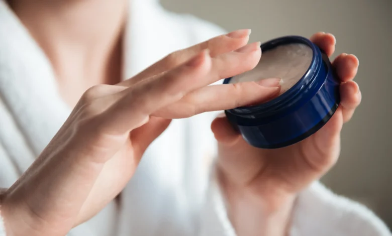 Αναμείξτε την κρέμα Nivea στο μπλε κουτί με κορν φλάουρ: Γιατί το δοκιμάζουν και σε τι χρησιμεύει