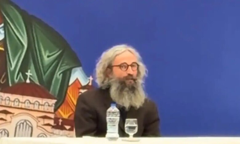Άρης Σερβετάλης: Αγνώριστος για τον ρόλο του Αγίου Ιωσήφ Άρης Σερβετάλης: Αγνώριστος για τον ρόλο του Αγίου Ιωσήφ