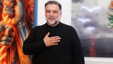 Ο Γρηγόρης Αρναούτογλου δέχτηκε «επίθεση αγάπης» από σκύλο