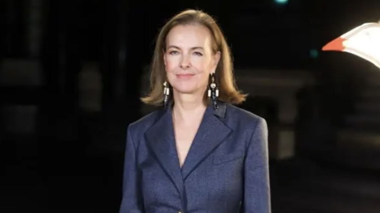 Carole Bouquet: Το κορίτσι του James Bond επέστρεψε στη Chanel με το πιο… |