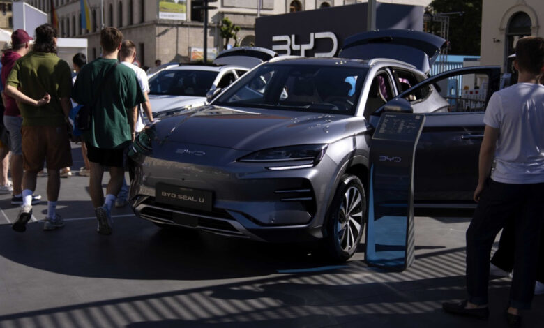 Bloomberg: Η ΕΕ σχεδιάζει πλαφόν στις εισαγωγές κινεζικών υβριδικών αυτοκινήτων