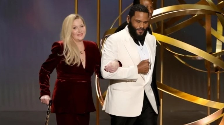 Η Christina Applegate αποκάλυψε ότι δεν πάσχει από σκλήρυνση κατά πλάκας |